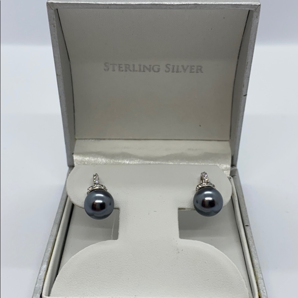 Black pearl earring